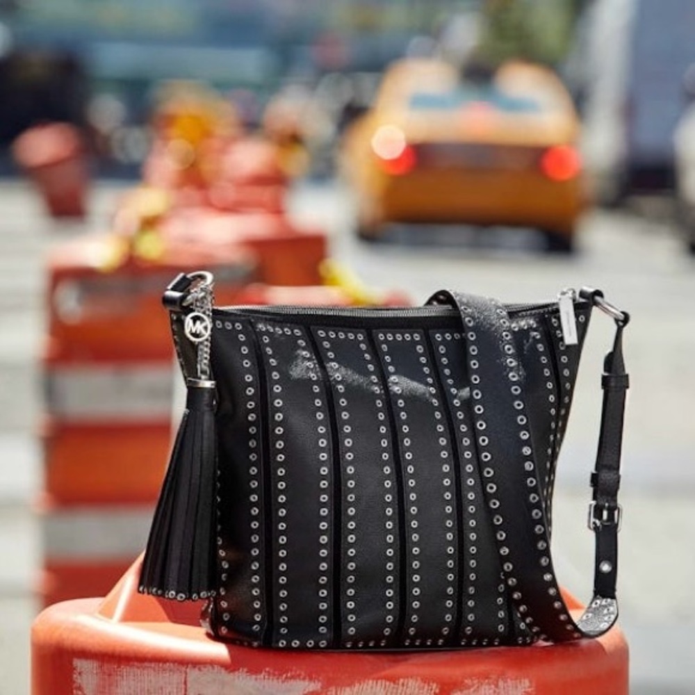 Like NEW MICHAEL KORS Brooklyn Grommet Black Silver Pebbled Leather Feed Bag - Picture 4 of 16